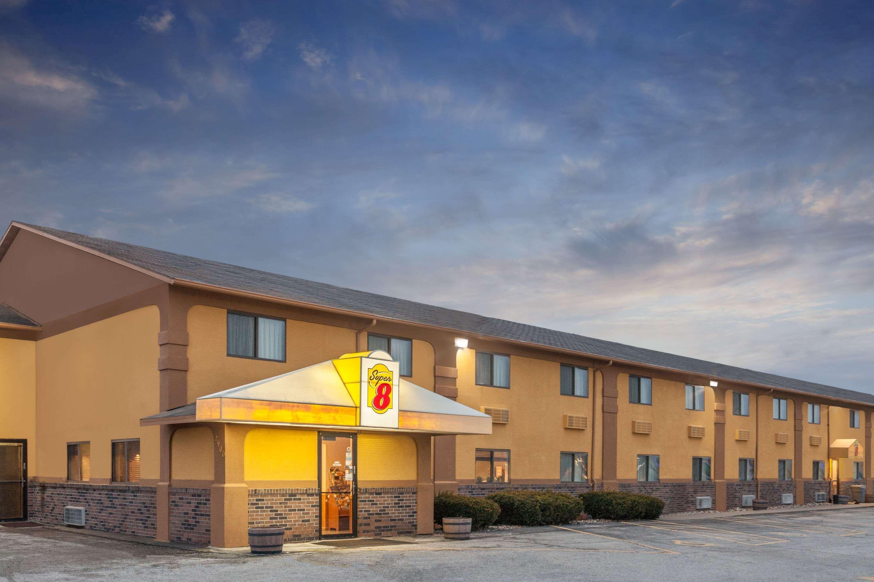 Hotel Super 8 By Wyndham Muscatine Exterior foto